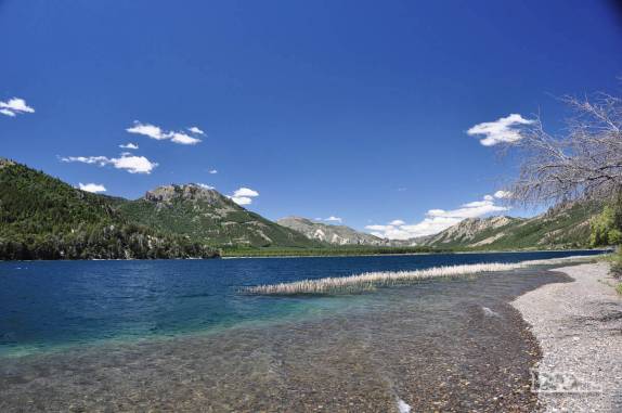 Praia do lago Fila Hua Hum, no parque Lanin, região de San Martín de Los Andes, na Argentina